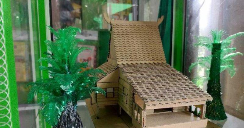 Miniatur Rumah Adat via Tribunnews, 1. Rabuk Ikan, 2. Ikan Seluang Goreng, 3. Amplang Ikan Oleh-oleh Khas Banjarmasin, 4. Kue Rangai, 5. Dodol Kandangan Oleh-oleh Khas Banjarmasin, 6. Mandau, 7. Batu Permata Oleh-oleh Khas Banjarmasin, 8. Batik Sasirangan, 9. Kopiah Jangang, 10. Sandal, 11. Miniatur Rumah Adat, 12. Ikan Sepat Kering, 13. Keropok Haji Acan, 14. Kaos Khas Banjarmasin, 15. Panting, 16. Sambal Acan, 17. Bingka, 18. Ketupat Kandangan, 19. Kue Gapit, 20. Bronwies Labu