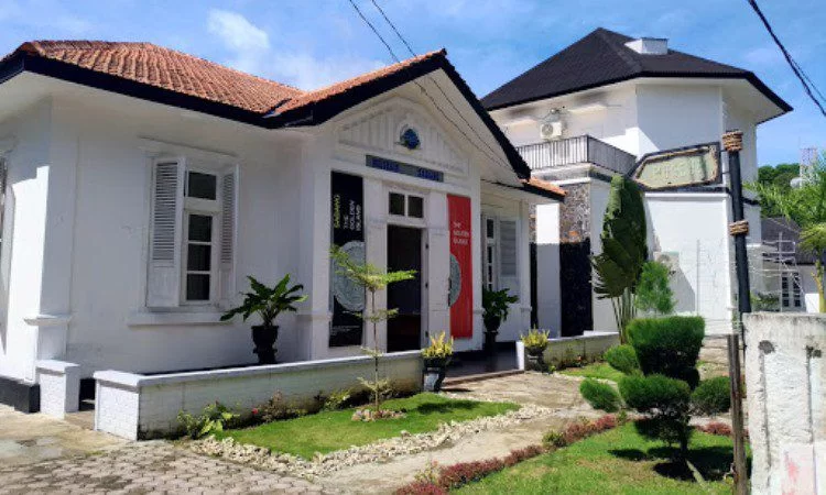 Museum Sabang, 1. Tugu Nol Kilometer Pulau Weh, 2. Pantai Sumur Tiga, 3. Pantai Anoi Itam, 4. Pantai Ujong Kareung Pulau Weh, 5. Pantai Pasir Putih, 6. Pulau Rubiah Sabang, 7. Pantai Iboih Pulau Weh, 8. Pantai Kasih, 9. Pantai Tapak Gajah, 10. Pulau Klah , 11. Danau Aneuk Laot, 12. Gunung Api Jaboi, 13. Gua Sarang, 14. Museum Sabang, 15. Air Panas Jaboi