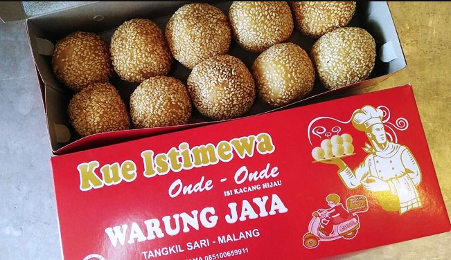 Onde-Onde Wijen via Times Indonesia, 1. Apel Malang, 2. Sari apel, 3. Aneka Keripik Buah, 4. Keripik Tempe, 5. Keripik Ceker, 6. Keripik Kentang Macan, 7. Aneka Olahan Telo di Republik Telo, 8. Pia Mangkok, 9. Malang Strudel, 10. Ledre Pisang Bangka, 11. Madu Klanceng, 12. Kaos dan Souvenir Khas Malang, 13. Keramik Dinoyo, 14. Frozen Bakso, 15. Bakpao Sayang, 16. ASIX Cake, 17. Makobu Cake (Tutup Permanen), 18. Queen Apple (Tutup Permanen), 19. Puthu Lanang Celaket, 20. Jenang Apel, 21. Onde-Onde Depot HTS, 22. Carang Mas, 23. Cokelat Tempe, 24. Keripik Singkong Cap Lumba-Lumba, 25. Batik Topeng Malangan, 26. Petis Udang, 27. Onde-Onde Wijen, 28. Putu Lanang, 29. Makaroni Pedas, 30. Kopi Robusta Dampit Malang