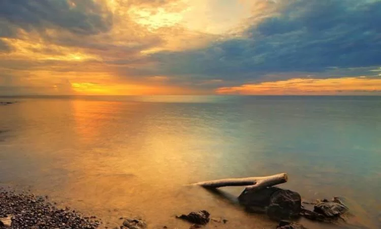 Pantai Cappa Ujung via Twitter.com @a_p_i_k, 1. Puncak Padel, 2. Puncak Goa Kelling, 3. Pantai Tete, 4. Bola Soba, 5. Tanjung Pallete, 6. Air Terjun Baruga, 7. Salo Marungnge, 8. Taman Arung Palakka, 9. Air Terjun Lamasua, 10. Puncak Lima Jari, 11. Air Terjun Ladenring, 12. Puncak Battoa, 13. Museum Lapawawoi, 14. Telapak Kaki Arung Palakka, 15. Goa Mampu, 16. Sumpang Labbu, 17. Pemandian Putri Bilqis, 18. Pelabuhan Bajoe, 19. Pulau Tangkulara, 20. Permandian Lanca, 21. Pantai Cappa Ujung