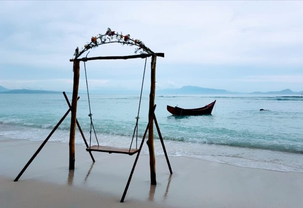 Pantai Pasir Putih, 1. Tugu Nol Kilometer Pulau Weh, 2. Pantai Sumur Tiga, 3. Pantai Anoi Itam, 4. Pantai Ujong Kareung Pulau Weh, 5. Pantai Pasir Putih, 6. Pulau Rubiah Sabang, 7. Pantai Iboih Pulau Weh, 8. Pantai Kasih, 9. Pantai Tapak Gajah, 10. Pulau Klah , 11. Danau Aneuk Laot, 12. Gunung Api Jaboi, 13. Gua Sarang, 14. Museum Sabang, 15. Air Panas Jaboi