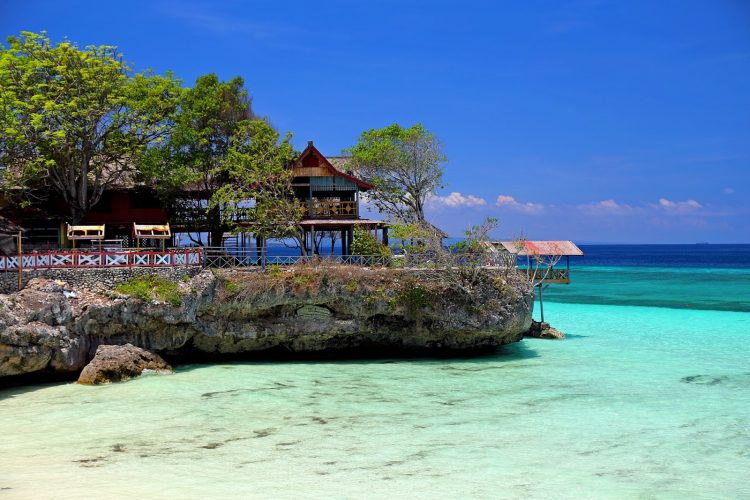 Pantai Tete, 1. Puncak Padel, 2. Puncak Goa Kelling, 3. Pantai Tete, 4. Bola Soba, 5. Tanjung Pallete, 6. Air Terjun Baruga, 7. Salo Marungnge, 8. Taman Arung Palakka, 9. Air Terjun Lamasua, 10. Puncak Lima Jari, 11. Air Terjun Ladenring, 12. Puncak Battoa, 13. Museum Lapawawoi, 14. Telapak Kaki Arung Palakka, 15. Goa Mampu, 16. Sumpang Labbu, 17. Pemandian Putri Bilqis, 18. Pelabuhan Bajoe, 19. Pulau Tangkulara, 20. Permandian Lanca, 21. Pantai Cappa Ujung