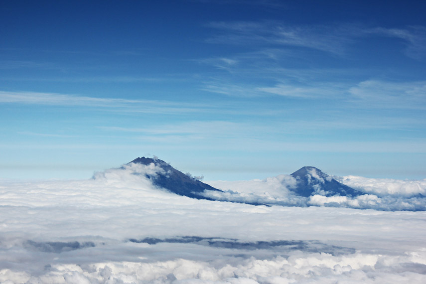 Pemandangan Gunung Sumbing Sindoro diselimuti lautan awan via Indonesia Kaya, Serba – Serbi Gunung Merbabu Jawa Tengah, Misteri Gunung Merbabu yang Cukup Terkenal, Lokasi Wisata Puncak Merbabu, Rute Jalur Pendakian Gunung Merbabu Jawa Tengah, Tips Mendaki Puncak Gunung Merbabu, Anjuran / Saran Bagi Para Pendaki