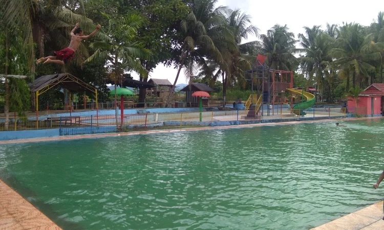 Pemandian Putri Bilqis via Google Maps, 1. Puncak Padel, 2. Puncak Goa Kelling, 3. Pantai Tete, 4. Bola Soba, 5. Tanjung Pallete, 6. Air Terjun Baruga, 7. Salo Marungnge, 8. Taman Arung Palakka, 9. Air Terjun Lamasua, 10. Puncak Lima Jari, 11. Air Terjun Ladenring, 12. Puncak Battoa, 13. Museum Lapawawoi, 14. Telapak Kaki Arung Palakka, 15. Goa Mampu, 16. Sumpang Labbu, 17. Pemandian Putri Bilqis, 18. Pelabuhan Bajoe, 19. Pulau Tangkulara, 20. Permandian Lanca, 21. Pantai Cappa Ujung
