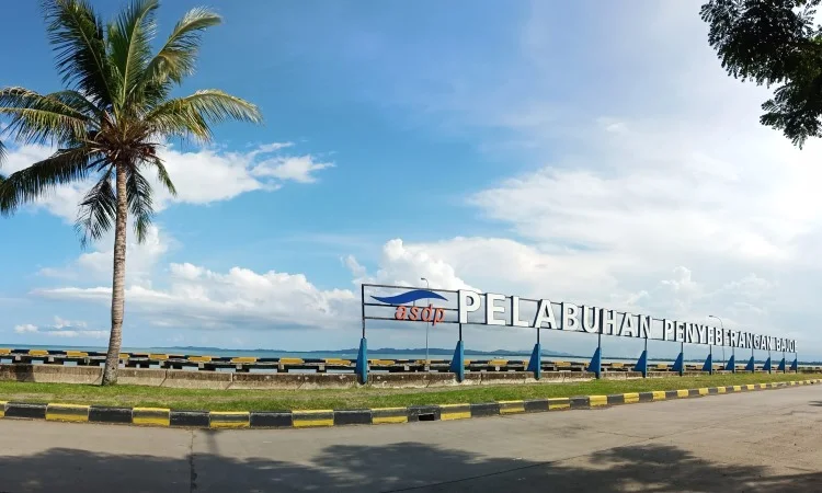 Pelabuhan Bajoe via Google Maps Doni Muliadi Hafid, 1. Puncak Padel, 2. Puncak Goa Kelling, 3. Pantai Tete, 4. Bola Soba, 5. Tanjung Pallete, 6. Air Terjun Baruga, 7. Salo Marungnge, 8. Taman Arung Palakka, 9. Air Terjun Lamasua, 10. Puncak Lima Jari, 11. Air Terjun Ladenring, 12. Puncak Battoa, 13. Museum Lapawawoi, 14. Telapak Kaki Arung Palakka, 15. Goa Mampu, 16. Sumpang Labbu, 17. Pemandian Putri Bilqis, 18. Pelabuhan Bajoe, 19. Pulau Tangkulara, 20. Permandian Lanca, 21. Pantai Cappa Ujung