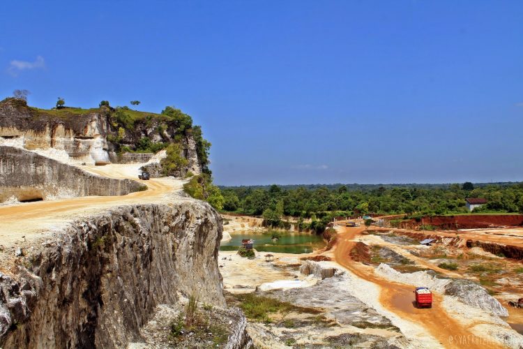 Puncak Goa Kelling, 1. Puncak Padel, 2. Puncak Goa Kelling, 3. Pantai Tete, 4. Bola Soba, 5. Tanjung Pallete, 6. Air Terjun Baruga, 7. Salo Marungnge, 8. Taman Arung Palakka, 9. Air Terjun Lamasua, 10. Puncak Lima Jari, 11. Air Terjun Ladenring, 12. Puncak Battoa, 13. Museum Lapawawoi, 14. Telapak Kaki Arung Palakka, 15. Goa Mampu, 16. Sumpang Labbu, 17. Pemandian Putri Bilqis, 18. Pelabuhan Bajoe, 19. Pulau Tangkulara, 20. Permandian Lanca, 21. Pantai Cappa Ujung