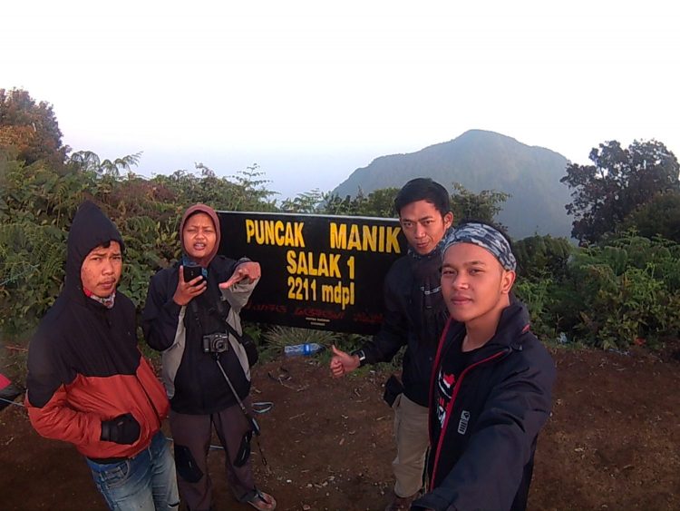 Puncak Manik Gunung Salak Bogor via Cerita Pendaki, Misteri / Mitos Gunung Salak, Cerita Mistis Gunung Salak Pasundan, Informasi Umum, Sejarah Gunung Salak Bogor, Lokasi Gunung Sapto Argo, Pilihan Rute Menuju Gunung Salak, Jalur &amp; Rute Pendakian Gunung Salak, Pesona Keindahan Gunung Salak Bogor, Tips Penting Sebelum Pendakian