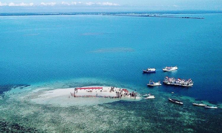 Pulau Tangkulara via Instagram.com @drone_bone_, 1. Puncak Padel, 2. Puncak Goa Kelling, 3. Pantai Tete, 4. Bola Soba, 5. Tanjung Pallete, 6. Air Terjun Baruga, 7. Salo Marungnge, 8. Taman Arung Palakka, 9. Air Terjun Lamasua, 10. Puncak Lima Jari, 11. Air Terjun Ladenring, 12. Puncak Battoa, 13. Museum Lapawawoi, 14. Telapak Kaki Arung Palakka, 15. Goa Mampu, 16. Sumpang Labbu, 17. Pemandian Putri Bilqis, 18. Pelabuhan Bajoe, 19. Pulau Tangkulara, 20. Permandian Lanca, 21. Pantai Cappa Ujung