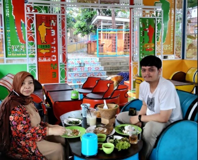 RUMAH MAKAN HJ IMI - 23 Tempat Makan di Ciamis Paling Legendaris yang Terkenal Enak!, 1. RM Warung Jeruk Ciamis, 2. Mie Bakso H. Oding, 3. Rumah Makan Mergosari, 4. Rumah Makan Ciamis Cobek Beti, 5. Bakar Ikan Zorojoy, 6. Saung Mirah Gapura, 7. Cibiuk Resto sindangkasih, 8. Lesehan Zembar, 9. Ampera Warung Nasi, 10. Rumah Makan Pujaseda, 11. AYAM GORENG KERSEN, 12. SAMARA BINANGKIT, 13. RUMAH MAKAN HJ IMI, 14. Lesehan Simanalagi, 15. Samudra Rumah Makan &amp; Catering, 16. Sate &amp; Gule H. Etom, 17. Rumah Makan Panenjoan, 18. RM Roda Baru, 19. Mom’s Kitchen – Food, coffee, and Pizza, 20. Teen’s Cafe, 21. Warung Tutug Oncom TO. Bapak Aki
