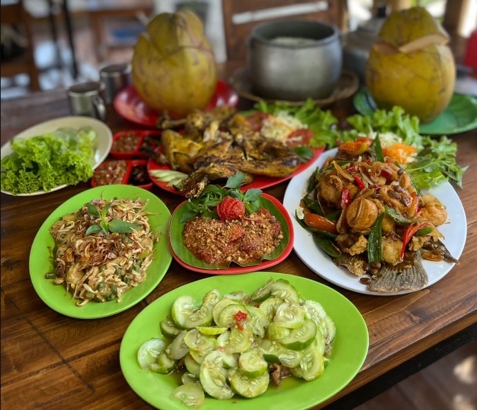 Rumah makan saung kabogoh, 1. Rumah Makan Khas Sunda Cibiuk, 2. Bebek Kaleyo, 3. Sindang Reret Restaurant, 4. Mie XP, 5. Restoran &amp; Pemancingan Mang Ajo, 6. Restaurant Lebak Sari Indah, 7. Rumah Makan Indo Alam Sari, 8. Pepes Walahar H. Dirja, 9. SHSD Sambel Hejo Sambel Dadak, 10. Ayam Bakar Celup Mang Rojak, 11. Restoran Alam Ceria, 12. Soto Tangkar Nang Nean, 13. Rumah Makan Pawon Sae, 14. Telaga Traditional Resto, 15. Rumah Makan Soto Gempol Karawang, 16. Ratu Penyet, 17. Seafood Kiloan Ala Teh Empop, 18. RAJA SORABI HIJAU, 19. Bebek dan Ayam Goreng Pak Ndut, 20. Rumah makan saung kabogoh, 21. RM Dukuh, 22. RM. Waroeng Desa, 23. Restoran Ratu Galuh Seafood, 24. Ayam Bakar Taliwang HSA (Tutup), 25. Inaho Japanese Restaurant, 26. Sambal Toelman, 27. Hai Wang Chinese, 28. Tahu Bumbu Sari Rasa, 29. Gabus Pucung Ala Warung Mandiri