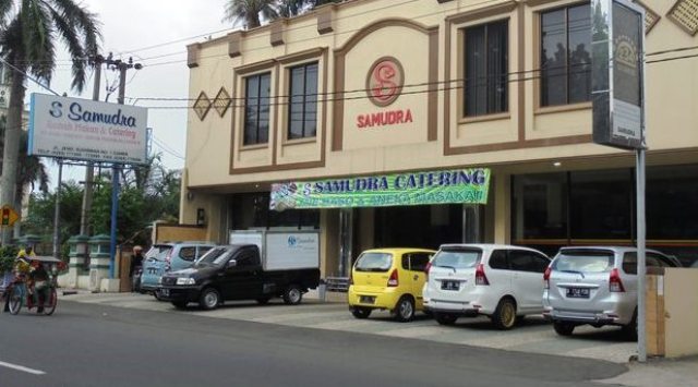 SAMUDRA RUMAH MAKAN DAN CATERING, 1. RM Warung Jeruk Ciamis, 2. Mie Bakso H. Oding, 3. Rumah Makan Mergosari, 4. Rumah Makan Ciamis Cobek Beti, 5. Bakar Ikan Zorojoy, 6. Saung Mirah Gapura, 7. Cibiuk Resto sindangkasih, 8. Lesehan Zembar, 9. Ampera Warung Nasi, 10. Rumah Makan Pujaseda, 11. AYAM GORENG KERSEN, 12. SAMARA BINANGKIT, 13. RUMAH MAKAN HJ IMI, 14. Lesehan Simanalagi, 15. Samudra Rumah Makan &amp; Catering, 16. Sate &amp; Gule H. Etom, 17. Rumah Makan Panenjoan, 18. RM Roda Baru, 19. Mom’s Kitchen – Food, coffee, and Pizza, 20. Teen’s Cafe, 21. Warung Tutug Oncom TO. Bapak Aki