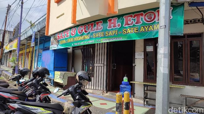 SATE KAMBING H ETOM via Detik - 23 Tempat Makan di Ciamis Paling Legendaris yang Terkenal Enak!, 1. RM Warung Jeruk Ciamis, 2. Mie Bakso H. Oding, 3. Rumah Makan Mergosari, 4. Rumah Makan Ciamis Cobek Beti, 5. Bakar Ikan Zorojoy, 6. Saung Mirah Gapura, 7. Cibiuk Resto sindangkasih, 8. Lesehan Zembar, 9. Ampera Warung Nasi, 10. Rumah Makan Pujaseda, 11. AYAM GORENG KERSEN, 12. SAMARA BINANGKIT, 13. RUMAH MAKAN HJ IMI, 14. Lesehan Simanalagi, 15. Samudra Rumah Makan &amp; Catering, 16. Sate &amp; Gule H. Etom, 17. Rumah Makan Panenjoan, 18. RM Roda Baru, 19. Mom’s Kitchen – Food, coffee, and Pizza, 20. Teen’s Cafe, 21. Warung Tutug Oncom TO. Bapak Aki