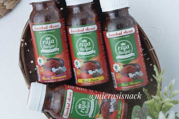 Sambal Acan via Instagram.com @mierasisnack, 1. Rabuk Ikan, 2. Ikan Seluang Goreng, 3. Amplang Ikan Oleh-oleh Khas Banjarmasin, 4. Kue Rangai, 5. Dodol Kandangan Oleh-oleh Khas Banjarmasin, 6. Mandau, 7. Batu Permata Oleh-oleh Khas Banjarmasin, 8. Batik Sasirangan, 9. Kopiah Jangang, 10. Sandal, 11. Miniatur Rumah Adat, 12. Ikan Sepat Kering, 13. Keropok Haji Acan, 14. Kaos Khas Banjarmasin, 15. Panting, 16. Sambal Acan, 17. Bingka, 18. Ketupat Kandangan, 19. Kue Gapit, 20. Bronwies Labu