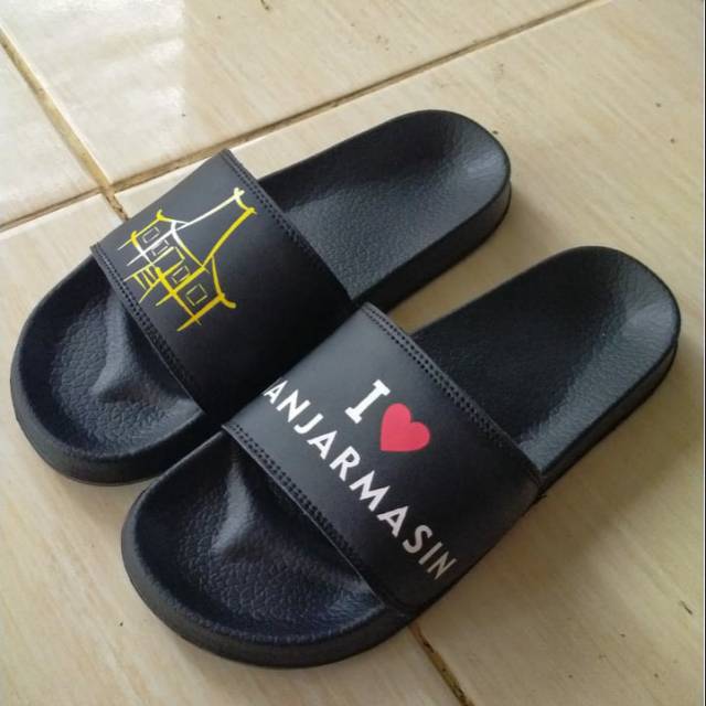 Sandal Khas Banjarmasin, 1. Rabuk Ikan, 2. Ikan Seluang Goreng, 3. Amplang Ikan Oleh-oleh Khas Banjarmasin, 4. Kue Rangai, 5. Dodol Kandangan Oleh-oleh Khas Banjarmasin, 6. Mandau, 7. Batu Permata Oleh-oleh Khas Banjarmasin, 8. Batik Sasirangan, 9. Kopiah Jangang, 10. Sandal, 11. Miniatur Rumah Adat, 12. Ikan Sepat Kering, 13. Keropok Haji Acan, 14. Kaos Khas Banjarmasin, 15. Panting, 16. Sambal Acan, 17. Bingka, 18. Ketupat Kandangan, 19. Kue Gapit, 20. Bronwies Labu