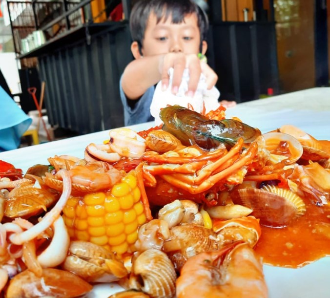 Seafood Kiloan Teh Empop Galuh Mas Candra Gunawan, 1. Rumah Makan Khas Sunda Cibiuk, 2. Bebek Kaleyo, 3. Sindang Reret Restaurant, 4. Mie XP, 5. Restoran &amp; Pemancingan Mang Ajo, 6. Restaurant Lebak Sari Indah, 7. Rumah Makan Indo Alam Sari, 8. Pepes Walahar H. Dirja, 9. SHSD Sambel Hejo Sambel Dadak, 10. Ayam Bakar Celup Mang Rojak, 11. Restoran Alam Ceria, 12. Soto Tangkar Nang Nean, 13. Rumah Makan Pawon Sae, 14. Telaga Traditional Resto, 15. Rumah Makan Soto Gempol Karawang, 16. Ratu Penyet, 17. Seafood Kiloan Ala Teh Empop, 18. RAJA SORABI HIJAU, 19. Bebek dan Ayam Goreng Pak Ndut, 20. Rumah makan saung kabogoh, 21. RM Dukuh, 22. RM. Waroeng Desa, 23. Restoran Ratu Galuh Seafood, 24. Ayam Bakar Taliwang HSA (Tutup), 25. Inaho Japanese Restaurant, 26. Sambal Toelman, 27. Hai Wang Chinese, 28. Tahu Bumbu Sari Rasa, 29. Gabus Pucung Ala Warung Mandiri