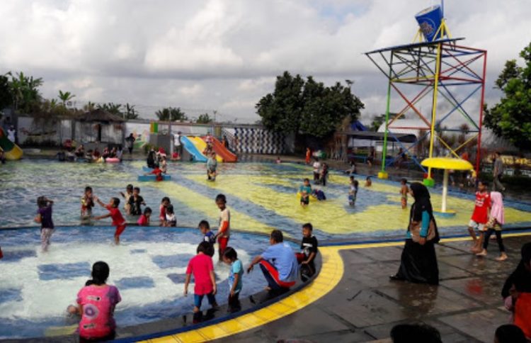 Sukahaji Waterboom, 1. Waterpark Tirta Sumber Jaya Cipangalun, 2. Kolam renang Tirta Pasir Raya, 3. Sukahaji Waterboom , 4. Kolam Renang Tirta Bagja, 5. Kolam Renang Tirta Sejuk, 6. Kolam Renang Cadas Ngampar , 7. Jati Sewu Cibungbang, 8. Kolam Renang D’i Jimat, 9. Kolam Renang Tiara, 10. Kolam Renang Tirta Winaya, 11. Kolam Renang Gunung Daweg, 12. Tirta Nurani, 13. Kolam Renang The Priangan Hotel Ciamis, 14. Kolam renang Tirta Mandala, 15. Kolam Renang Setra Sari, 16. Kolam Renang Cilongok Damai, 17. Kolam Renang Samida Indah