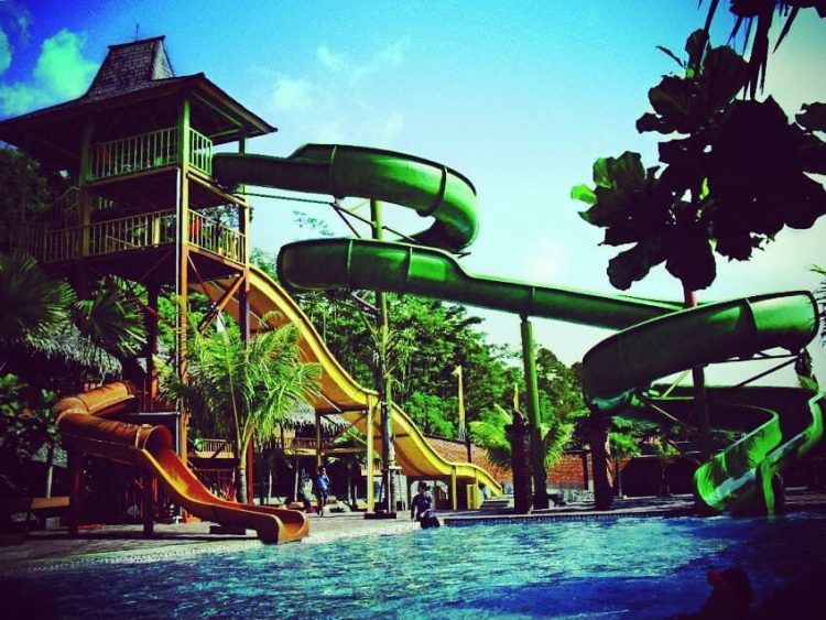 Waterboom Kampung Turis, 1. Wonderland Adventure Park, 2. Taruma Leisure Waterpark, 3. Planet Waterboom Cikampek, 4. Waterboom Elmujira, 5. Kolam renang Rawa Sikut, 6. Resinda Sport Club, 7. Kolam Renang Pucung Cikampek, 8. Oase Swimming Club, 9. Kolam Renang PD Prakasa , 10. Cipaga Stone Park, 11. Kampung Turis Water & Adventure Park, 12. Taman Ombak Karawang, 13. Kolam Renang Hud-Hud, 14. Garden Waterpark Pucung, 15. Kolam Renang Antic Palumbonsari, 16. Tirtasari Park & Waterboom, 17. Kolam Renang San Diego Hills, 18. Waterpark Super Splash