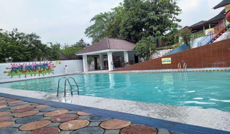 Atlantik Waterboom, 1. Three Stars, 2. Talaga Warna, 3. Yadika, 4. Planet Water Boom, 5. Taman Wisata Kolam Renang Ciheuleut, 6. Bintang Fantasi, 7. Ciereng Waterboom, 8. Atlantik Waterboom, 9. Kolam Renang Cigayonggong, 10. Kala Hitam Aquatic Center, 11. Kolam Renang Tirta Gara, 12. Kolam Renang Saung Ma Ona, 13. Kolam Renang Situ Citapen, 14. Kolam Renang Tirta Jaya, 15. Kolam Renang Fuspita Alam Sari, 16. Kolam Rendam Leuwi Sari, 17. Tirta Cihaur Angsana, 18. Waterpark Ulin De’ Situ