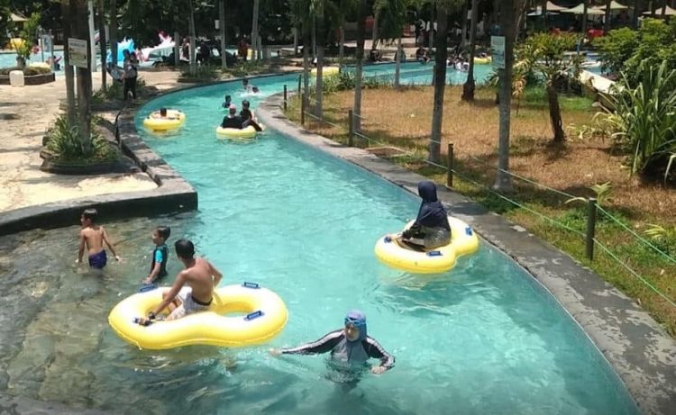 Ciereng Waterboom, 1. Three Stars, 2. Talaga Warna, 3. Yadika, 4. Planet Water Boom, 5. Taman Wisata Kolam Renang Ciheuleut, 6. Bintang Fantasi, 7. Ciereng Waterboom, 8. Atlantik Waterboom, 9. Kolam Renang Cigayonggong, 10. Kala Hitam Aquatic Center, 11. Kolam Renang Tirta Gara, 12. Kolam Renang Saung Ma Ona, 13. Kolam Renang Situ Citapen, 14. Kolam Renang Tirta Jaya, 15. Kolam Renang Fuspita Alam Sari, 16. Kolam Rendam Leuwi Sari, 17. Tirta Cihaur Angsana, 18. Waterpark Ulin De’ Situ