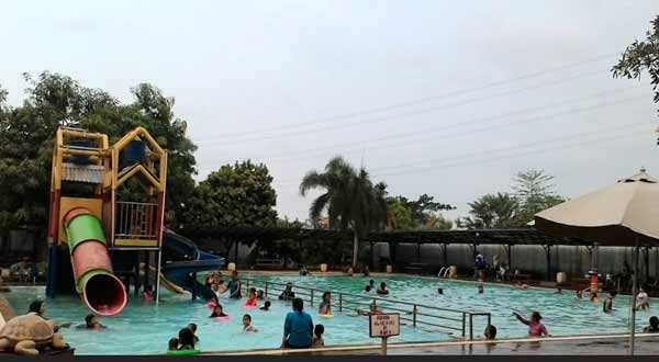 1. Kolam Renang Taman Harapan Baru (THB), 2. Kolam Renang Bintang Sport Center, 3. Sport Club Harapan Indah, 4. Kolam Renang Galaxy Tirta Mas, 5. Venetian Water Carnaval, 6. Hafana Tirta Sport Centre, 7. Pandu Jaya Sport, 8. Kolam Renang Sukaria Tambun, 9. Kolam Renang Sarang Walet (Tutup), 10. Kolam Renang Jaka Permai Waterpark, 11. Kolam Renang Elmos, 12. Kolam Renang Metland Tambun, 13. Kolam Renang Persada Kemala, 14. Kolam Renang Pesona Anggrek, 15. Kolam Renang Maharani, 16. Kolam Renang Hobi – Hobi, 17. Water Splash waterpark, 18. Kolam Renang Woodhill, 19. Kolam Renang Sabun, 20. Pandu Jaya Sport Center, 21. Intan Lestari, 22. Kolam Renang Permata Timur, 23. De Wood Family Club, 24. Go!Wet Waterpark Grand Wisata Tambun, 25. Waterboom Lippo Cikarang, 26. Columbus Waterpark Mutiara Gading Timur, 27. Funpark Waterboom (BTR), 28. Sirkus Waterplay Jati Asih, 29. Transera Waterpark Harapan Indah