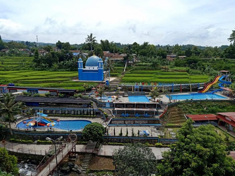 ISTC Waterpark, 1. Sport Garden, 2. Cigunung, 3. Taman Sari Hotel & Resort, 4. Pasim Prana, 5. Santa Sea Waterpark, 6. Tirta Adam, 7. Tirta Nirwana, 8. ISTC Waterpark, 9. Kolam Renang Nismara, 10. Kolam Renang Pesona Pangrango, 11. Waterboom Nagrak, 12. Kolam Renang Pilar Mas, 13. Ryzzy Azzahra Waterpark, 14. Kolam renang Safana, 15. Kolam renang Cibiru, 16. Kolam Renang Taman Angsa The Lone Swan Park