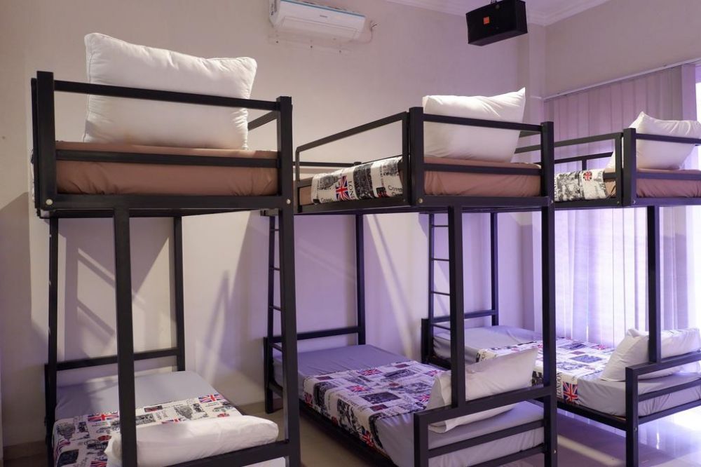 Kedawung Backpacker via Booking, 1. Cubic One Capsule Hotel  , 2. Huize Jon Hostel Malang , 3. Airy Eco Syariah Lowokwaru Ikan Gurami , 4. MaxOne Hotel Malang , 5. Helena Guest House , 6. Kertanegara Premium Guest House, 7. Ibis Styles Malang , 8. Gajahmada Graha Hotel , 9. Omah Kayu Paralayang , 10. Ubud Cottages Malang , 11. Kusuma Agrowisata Hotel, 12. Kedawung Backpacker, 13. Pondok Backpacker, 14. Kampong Tourist, 15. Kavie Hostel, 16. Rumah Larasati, 17. Pondok Backpacker City Square, 18. Palmyra Hostel, 19. Mador Malang Dorm Hostel, 20. Kapal Garden Hotel, 21. Tombro Malang Dorm Hostel, 22. Shakila Guest House