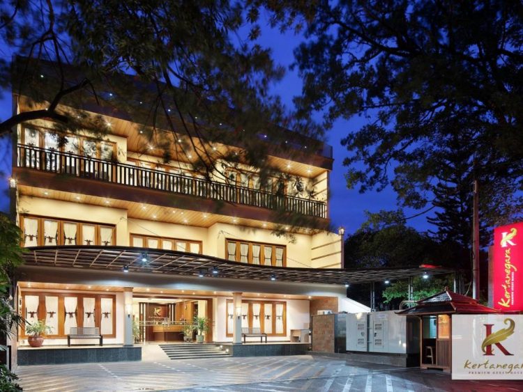 Kertanegara Premium Guest House via Booking, 1. Cubic One Capsule Hotel  , 2. Huize Jon Hostel Malang , 3. Airy Eco Syariah Lowokwaru Ikan Gurami , 4. MaxOne Hotel Malang , 5. Helena Guest House , 6. Kertanegara Premium Guest House, 7. Ibis Styles Malang , 8. Gajahmada Graha Hotel , 9. Omah Kayu Paralayang , 10. Ubud Cottages Malang , 11. Kusuma Agrowisata Hotel, 12. Kedawung Backpacker, 13. Pondok Backpacker, 14. Kampong Tourist, 15. Kavie Hostel, 16. Rumah Larasati, 17. Pondok Backpacker City Square, 18. Palmyra Hostel, 19. Mador Malang Dorm Hostel, 20. Kapal Garden Hotel, 21. Tombro Malang Dorm Hostel, 22. Shakila Guest House