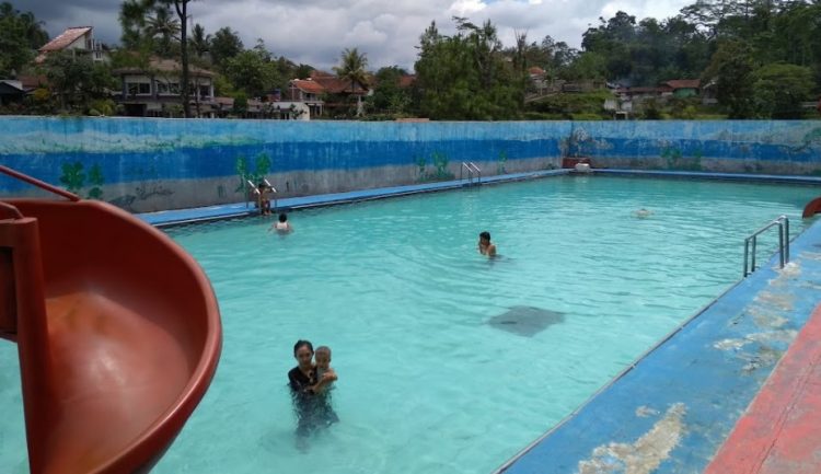 Kolam Renang Cigayonggong, 1. Three Stars, 2. Talaga Warna, 3. Yadika, 4. Planet Water Boom, 5. Taman Wisata Kolam Renang Ciheuleut, 6. Bintang Fantasi, 7. Ciereng Waterboom, 8. Atlantik Waterboom, 9. Kolam Renang Cigayonggong, 10. Kala Hitam Aquatic Center, 11. Kolam Renang Tirta Gara, 12. Kolam Renang Saung Ma Ona, 13. Kolam Renang Situ Citapen, 14. Kolam Renang Tirta Jaya, 15. Kolam Renang Fuspita Alam Sari, 16. Kolam Rendam Leuwi Sari, 17. Tirta Cihaur Angsana, 18. Waterpark Ulin De’ Situ
