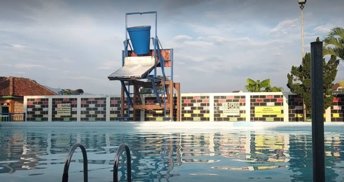 Kolam Renang Ma'arif, 1. Watersplash Indihiang, 2. Kolam Renang Aboh, 3. Kolam Renang Asia Dahada, 4. Kolam Renang Tirta Sukapura, 5. Kolam Renang Ma’arif, 6. Kolam Renang Tirta Adi Pradana, 7. Teejay Water Park, 8. Kolam Renang Tirta Alam, 9. Taman Rekreasi Mangkubumi Indah, 10. Karang Resik Waterpark, 11. Pasir Pataya, 12. Ampera Waterpark, 13. Kolam Renang Grand Mayasari Estate, 14. Kolam renang segleng AL-HAYYU
