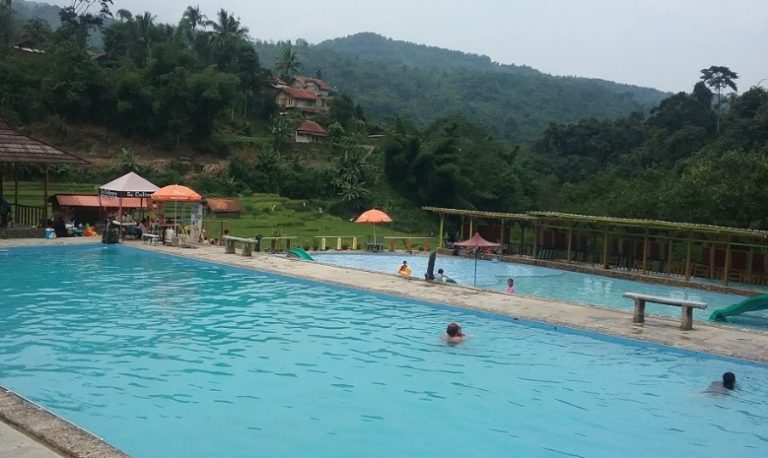 Kolam Renang Saung Cibingbin, 1. Kolam Renang Kampung Toga, 2. Kolam Renang Ranca Goyang, 3. Kolam Renang dan Wisata Air Gajah Depa, 4. Kolam Renang Waterboom Paseh, 5. Kolam Renang Saung Cibingbin, 6. Kolam renang Balong Geulis, 7. Kolam Air Panyindangan, 8. Kolam Renang Tirta Ciseda, 9. Kampung Wisata Ciherang
