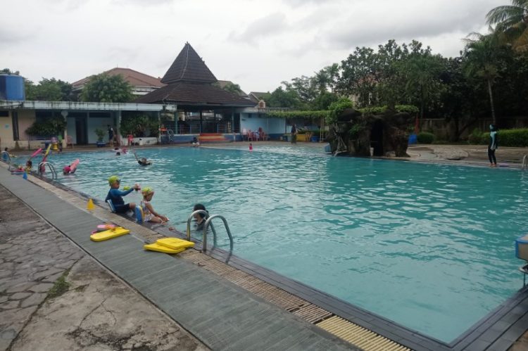 Kolam Renang Permata Timur Hendra SD, 1. Kolam Renang Taman Harapan Baru (THB), 2. Kolam Renang Bintang Sport Center, 3. Sport Club Harapan Indah, 4. Kolam Renang Galaxy Tirta Mas, 5. Venetian Water Carnaval, 6. Hafana Tirta Sport Centre, 7. Pandu Jaya Sport, 8. Kolam Renang Sukaria Tambun, 9. Kolam Renang Sarang Walet (Tutup), 10. Kolam Renang Jaka Permai Waterpark, 11. Kolam Renang Elmos, 12. Kolam Renang Metland Tambun, 13. Kolam Renang Persada Kemala, 14. Kolam Renang Pesona Anggrek, 15. Kolam Renang Maharani, 16. Kolam Renang Hobi – Hobi, 17. Water Splash waterpark, 18. Kolam Renang Woodhill, 19. Kolam Renang Sabun, 20. Pandu Jaya Sport Center, 21. Intan Lestari, 22. Kolam Renang Permata Timur, 23. De Wood Family Club, 24. Go!Wet Waterpark Grand Wisata Tambun, 25. Waterboom Lippo Cikarang, 26. Columbus Waterpark Mutiara Gading Timur, 27. Funpark Waterboom (BTR), 28. Sirkus Waterplay Jati Asih, 29. Transera Waterpark Harapan Indah