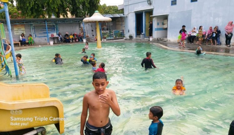 Kolam Renang Pesona Anggrek wahyudin, 1. Kolam Renang Taman Harapan Baru (THB), 2. Kolam Renang Bintang Sport Center, 3. Sport Club Harapan Indah, 4. Kolam Renang Galaxy Tirta Mas, 5. Venetian Water Carnaval, 6. Hafana Tirta Sport Centre, 7. Pandu Jaya Sport, 8. Kolam Renang Sukaria Tambun, 9. Kolam Renang Sarang Walet (Tutup), 10. Kolam Renang Jaka Permai Waterpark, 11. Kolam Renang Elmos, 12. Kolam Renang Metland Tambun, 13. Kolam Renang Persada Kemala, 14. Kolam Renang Pesona Anggrek, 15. Kolam Renang Maharani, 16. Kolam Renang Hobi – Hobi, 17. Water Splash waterpark, 18. Kolam Renang Woodhill, 19. Kolam Renang Sabun, 20. Pandu Jaya Sport Center, 21. Intan Lestari, 22. Kolam Renang Permata Timur, 23. De Wood Family Club, 24. Go!Wet Waterpark Grand Wisata Tambun, 25. Waterboom Lippo Cikarang, 26. Columbus Waterpark Mutiara Gading Timur, 27. Funpark Waterboom (BTR), 28. Sirkus Waterplay Jati Asih, 29. Transera Waterpark Harapan Indah