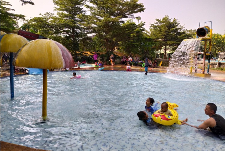 Kolam Renang Woodhill Isnu Cahyoyo, 1. Kolam Renang Taman Harapan Baru (THB), 2. Kolam Renang Bintang Sport Center, 3. Sport Club Harapan Indah, 4. Kolam Renang Galaxy Tirta Mas, 5. Venetian Water Carnaval, 6. Hafana Tirta Sport Centre, 7. Pandu Jaya Sport, 8. Kolam Renang Sukaria Tambun, 9. Kolam Renang Sarang Walet (Tutup), 10. Kolam Renang Jaka Permai Waterpark, 11. Kolam Renang Elmos, 12. Kolam Renang Metland Tambun, 13. Kolam Renang Persada Kemala, 14. Kolam Renang Pesona Anggrek, 15. Kolam Renang Maharani, 16. Kolam Renang Hobi – Hobi, 17. Water Splash waterpark, 18. Kolam Renang Woodhill, 19. Kolam Renang Sabun, 20. Pandu Jaya Sport Center, 21. Intan Lestari, 22. Kolam Renang Permata Timur, 23. De Wood Family Club, 24. Go!Wet Waterpark Grand Wisata Tambun, 25. Waterboom Lippo Cikarang, 26. Columbus Waterpark Mutiara Gading Timur, 27. Funpark Waterboom (BTR), 28. Sirkus Waterplay Jati Asih, 29. Transera Waterpark Harapan Indah