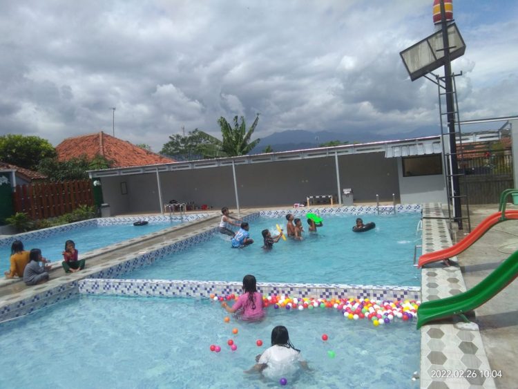 Kolam Renang Tirta Ciseda via Radarbandung, 1. Kolam Renang Kampung Toga, 2. Kolam Renang Ranca Goyang, 3. Kolam Renang dan Wisata Air Gajah Depa, 4. Kolam Renang Waterboom Paseh, 5. Kolam Renang Saung Cibingbin, 6. Kolam renang Balong Geulis, 7. Kolam Air Panyindangan, 8. Kolam Renang Tirta Ciseda, 9. Kampung Wisata Ciherang