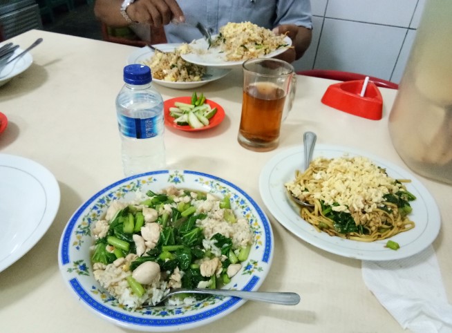 Nasi Mawut Pak Iwan Vina angelina, 1. Bakso President, 2. Soto Ayam Lombok Sejak 1955, 3. Ronde Titoni, 4. Rumah Makan Kertanegara, 5. Rumah Makan Cairo, 6. STMJ Pak Sentot, 7. Pos Ketan Legenda 1967 Suhat, 8. Rawon Djenggot, 9. Warung Malam Pak Gatot, 10. Depot Mie Gadjah Mada, 11. Warung Subuh, 12. Sego Goreng Resek (Pak Man), 13. Bakso Prima Cak Herman, 14. Nasi Goreng Jumbo Pak Dji, 15. Sego Ceker Glintung, 16. Tahu Lontong Lonceng, 17. Ceker Setan, 18. Tahwa Agus, 19. Nasi Rawon Pecel Campur Mbak Ten, 20. Tahu Telur Bareng, 21. Puthu Lanang Celaket, 22. Sate Landak Pakis – Depot Sate Bu Ria, 23. Warung Malam Pecel & Rawon Ngaglik , 24. Jagung Bakar & STMJ Jaya Abadi, 25. Sentra Kuliner Sriwijaya, 26. Mie Iblis, 27. Nasi Mawut Pak Iwan, 28. Rumah Makan Inggil, 29. Warung Makan 24 Jam Rawon Cak Wan, 30. Rawon Pak Jenggot, 31. Rawon Pak Jenggot