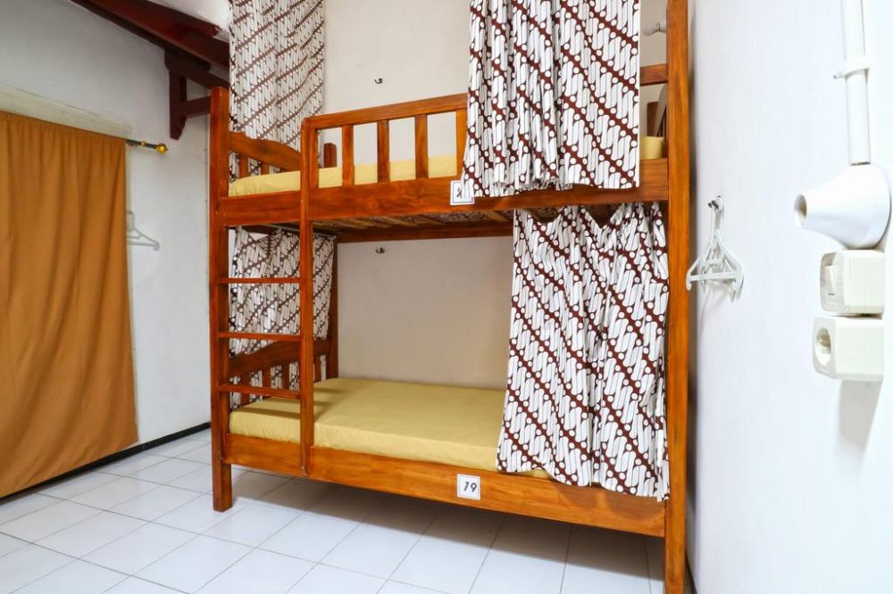 Rumah Larasati via Booking - Penginapan Murah di Malang, 1. Cubic One Capsule Hotel  , 2. Huize Jon Hostel Malang , 3. Airy Eco Syariah Lowokwaru Ikan Gurami , 4. MaxOne Hotel Malang , 5. Helena Guest House , 6. Kertanegara Premium Guest House, 7. Ibis Styles Malang , 8. Gajahmada Graha Hotel , 9. Omah Kayu Paralayang , 10. Ubud Cottages Malang , 11. Kusuma Agrowisata Hotel, 12. Kedawung Backpacker, 13. Pondok Backpacker, 14. Kampong Tourist, 15. Kavie Hostel, 16. Rumah Larasati, 17. Pondok Backpacker City Square, 18. Palmyra Hostel, 19. Mador Malang Dorm Hostel, 20. Kapal Garden Hotel, 21. Tombro Malang Dorm Hostel, 22. Shakila Guest House
