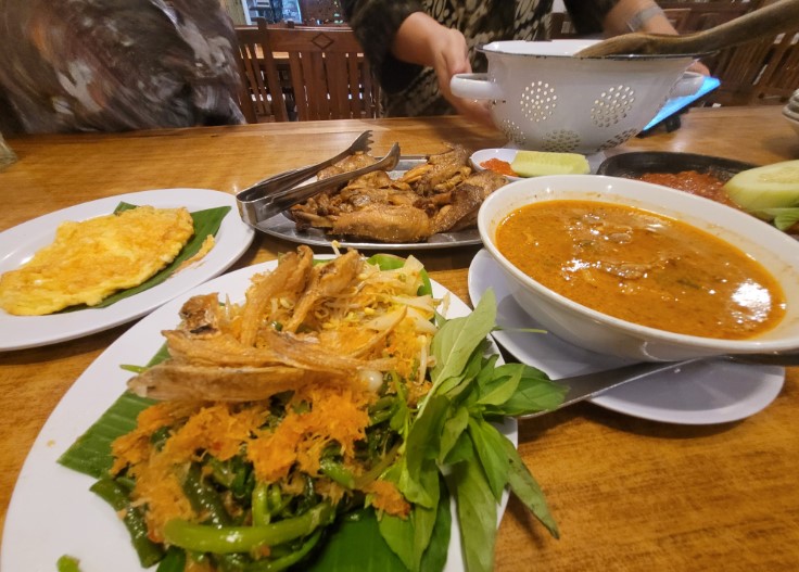 Rumah Makan Inggil NENNY WAHYUNI, 1. Bakso President, 2. Soto Ayam Lombok Sejak 1955, 3. Ronde Titoni, 4. Rumah Makan Kertanegara, 5. Rumah Makan Cairo, 6. STMJ Pak Sentot, 7. Pos Ketan Legenda 1967 Suhat, 8. Rawon Djenggot, 9. Warung Malam Pak Gatot, 10. Depot Mie Gadjah Mada, 11. Warung Subuh, 12. Sego Goreng Resek (Pak Man), 13. Bakso Prima Cak Herman, 14. Nasi Goreng Jumbo Pak Dji, 15. Sego Ceker Glintung, 16. Tahu Lontong Lonceng, 17. Ceker Setan, 18. Tahwa Agus, 19. Nasi Rawon Pecel Campur Mbak Ten, 20. Tahu Telur Bareng, 21. Puthu Lanang Celaket, 22. Sate Landak Pakis – Depot Sate Bu Ria, 23. Warung Malam Pecel & Rawon Ngaglik , 24. Jagung Bakar & STMJ Jaya Abadi, 25. Sentra Kuliner Sriwijaya, 26. Mie Iblis, 27. Nasi Mawut Pak Iwan, 28. Rumah Makan Inggil, 29. Warung Makan 24 Jam Rawon Cak Wan, 30. Rawon Pak Jenggot, 31. Rawon Pak Jenggot