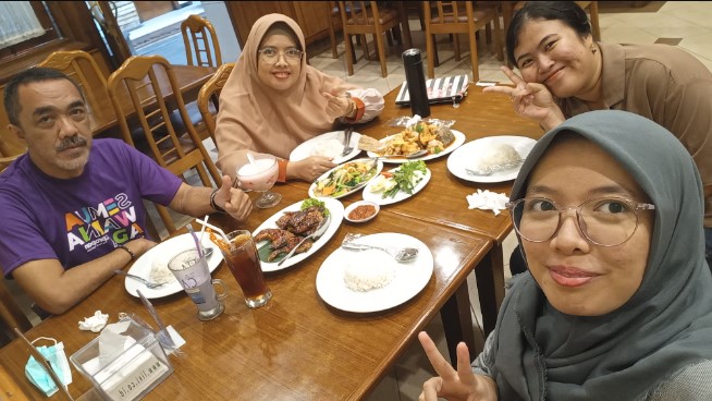 Rumah Makan Kertanegara Noop paaa, 1. Bakso President, 2. Soto Ayam Lombok Sejak 1955, 3. Ronde Titoni, 4. Rumah Makan Kertanegara, 5. Rumah Makan Cairo, 6. STMJ Pak Sentot, 7. Pos Ketan Legenda 1967 Suhat, 8. Rawon Djenggot, 9. Warung Malam Pak Gatot, 10. Depot Mie Gadjah Mada, 11. Warung Subuh, 12. Sego Goreng Resek (Pak Man), 13. Bakso Prima Cak Herman, 14. Nasi Goreng Jumbo Pak Dji, 15. Sego Ceker Glintung, 16. Tahu Lontong Lonceng, 17. Ceker Setan, 18. Tahwa Agus, 19. Nasi Rawon Pecel Campur Mbak Ten, 20. Tahu Telur Bareng, 21. Puthu Lanang Celaket, 22. Sate Landak Pakis – Depot Sate Bu Ria, 23. Warung Malam Pecel & Rawon Ngaglik , 24. Jagung Bakar & STMJ Jaya Abadi, 25. Sentra Kuliner Sriwijaya, 26. Mie Iblis, 27. Nasi Mawut Pak Iwan, 28. Rumah Makan Inggil, 29. Warung Makan 24 Jam Rawon Cak Wan, 30. Rawon Pak Jenggot, 31. Rawon Pak Jenggot