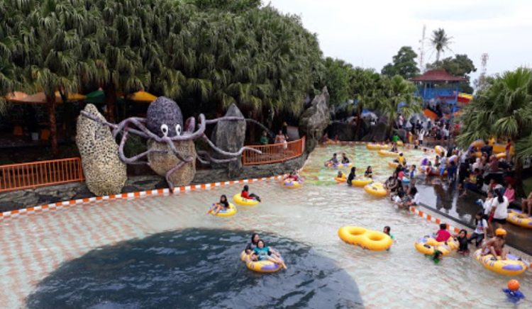 Ryzzy Azzahra Waterpark, 1. Sport Garden, 2. Cigunung, 3. Taman Sari Hotel & Resort, 4. Pasim Prana, 5. Santa Sea Waterpark, 6. Tirta Adam, 7. Tirta Nirwana, 8. ISTC Waterpark, 9. Kolam Renang Nismara, 10. Kolam Renang Pesona Pangrango, 11. Waterboom Nagrak, 12. Kolam Renang Pilar Mas, 13. Ryzzy Azzahra Waterpark, 14. Kolam renang Safana, 15. Kolam renang Cibiru, 16. Kolam Renang Taman Angsa The Lone Swan Park