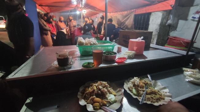 Sego Goreng Resek (Pak Man) muhammad munir, 1. Bakso President, 2. Soto Ayam Lombok Sejak 1955, 3. Ronde Titoni, 4. Rumah Makan Kertanegara, 5. Rumah Makan Cairo, 6. STMJ Pak Sentot, 7. Pos Ketan Legenda 1967 Suhat, 8. Rawon Djenggot, 9. Warung Malam Pak Gatot, 10. Depot Mie Gadjah Mada, 11. Warung Subuh, 12. Sego Goreng Resek (Pak Man), 13. Bakso Prima Cak Herman, 14. Nasi Goreng Jumbo Pak Dji, 15. Sego Ceker Glintung, 16. Tahu Lontong Lonceng, 17. Ceker Setan, 18. Tahwa Agus, 19. Nasi Rawon Pecel Campur Mbak Ten, 20. Tahu Telur Bareng, 21. Puthu Lanang Celaket, 22. Sate Landak Pakis – Depot Sate Bu Ria, 23. Warung Malam Pecel & Rawon Ngaglik , 24. Jagung Bakar & STMJ Jaya Abadi, 25. Sentra Kuliner Sriwijaya, 26. Mie Iblis, 27. Nasi Mawut Pak Iwan, 28. Rumah Makan Inggil, 29. Warung Makan 24 Jam Rawon Cak Wan, 30. Rawon Pak Jenggot, 31. Rawon Pak Jenggot