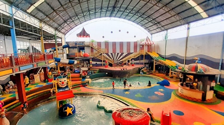 Sirkus Waterplay Jati Asih, 1. Kolam Renang Taman Harapan Baru (THB), 2. Kolam Renang Bintang Sport Center, 3. Sport Club Harapan Indah, 4. Kolam Renang Galaxy Tirta Mas, 5. Venetian Water Carnaval, 6. Hafana Tirta Sport Centre, 7. Pandu Jaya Sport, 8. Kolam Renang Sukaria Tambun, 9. Kolam Renang Sarang Walet (Tutup), 10. Kolam Renang Jaka Permai Waterpark, 11. Kolam Renang Elmos, 12. Kolam Renang Metland Tambun, 13. Kolam Renang Persada Kemala, 14. Kolam Renang Pesona Anggrek, 15. Kolam Renang Maharani, 16. Kolam Renang Hobi – Hobi, 17. Water Splash waterpark, 18. Kolam Renang Woodhill, 19. Kolam Renang Sabun, 20. Pandu Jaya Sport Center, 21. Intan Lestari, 22. Kolam Renang Permata Timur, 23. De Wood Family Club, 24. Go!Wet Waterpark Grand Wisata Tambun, 25. Waterboom Lippo Cikarang, 26. Columbus Waterpark Mutiara Gading Timur, 27. Funpark Waterboom (BTR), 28. Sirkus Waterplay Jati Asih, 29. Transera Waterpark Harapan Indah