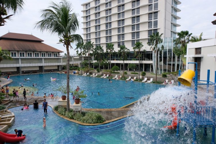 Sport Club Harapan Indah, 1. Kolam Renang Taman Harapan Baru (THB), 2. Kolam Renang Bintang Sport Center, 3. Sport Club Harapan Indah, 4. Kolam Renang Galaxy Tirta Mas, 5. Venetian Water Carnaval, 6. Hafana Tirta Sport Centre, 7. Pandu Jaya Sport, 8. Kolam Renang Sukaria Tambun, 9. Kolam Renang Sarang Walet (Tutup), 10. Kolam Renang Jaka Permai Waterpark, 11. Kolam Renang Elmos, 12. Kolam Renang Metland Tambun, 13. Kolam Renang Persada Kemala, 14. Kolam Renang Pesona Anggrek, 15. Kolam Renang Maharani, 16. Kolam Renang Hobi – Hobi, 17. Water Splash waterpark, 18. Kolam Renang Woodhill, 19. Kolam Renang Sabun, 20. Pandu Jaya Sport Center, 21. Intan Lestari, 22. Kolam Renang Permata Timur, 23. De Wood Family Club, 24. Go!Wet Waterpark Grand Wisata Tambun, 25. Waterboom Lippo Cikarang, 26. Columbus Waterpark Mutiara Gading Timur, 27. Funpark Waterboom (BTR), 28. Sirkus Waterplay Jati Asih, 29. Transera Waterpark Harapan Indah