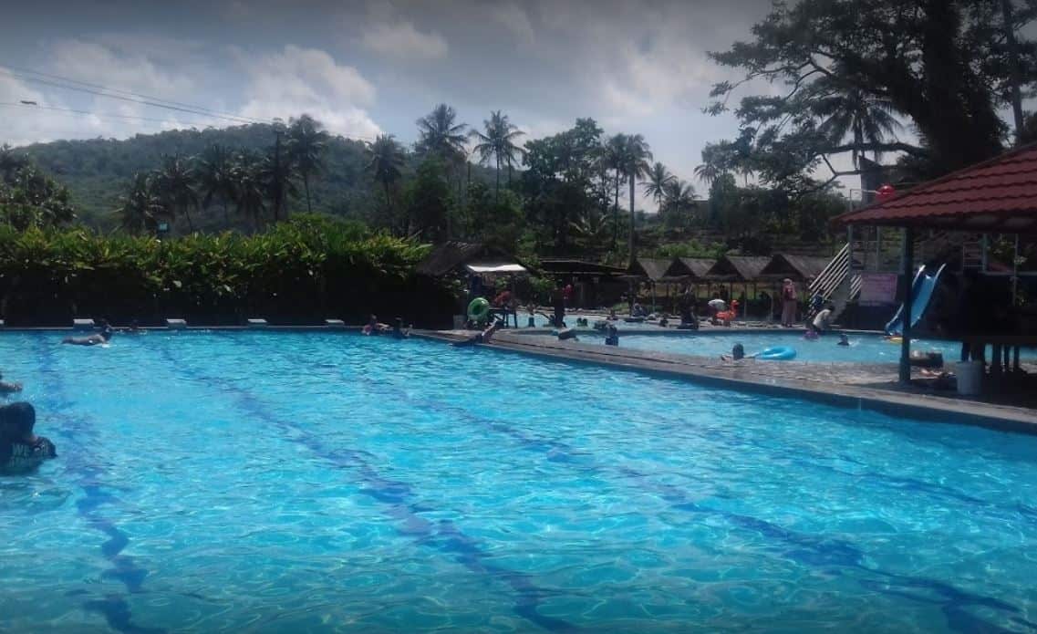 Talaga Warna, 1. Three Stars, 2. Talaga Warna, 3. Yadika, 4. Planet Water Boom, 5. Taman Wisata Kolam Renang Ciheuleut, 6. Bintang Fantasi, 7. Ciereng Waterboom, 8. Atlantik Waterboom, 9. Kolam Renang Cigayonggong, 10. Kala Hitam Aquatic Center, 11. Kolam Renang Tirta Gara, 12. Kolam Renang Saung Ma Ona, 13. Kolam Renang Situ Citapen, 14. Kolam Renang Tirta Jaya, 15. Kolam Renang Fuspita Alam Sari, 16. Kolam Rendam Leuwi Sari, 17. Tirta Cihaur Angsana, 18. Waterpark Ulin De’ Situ