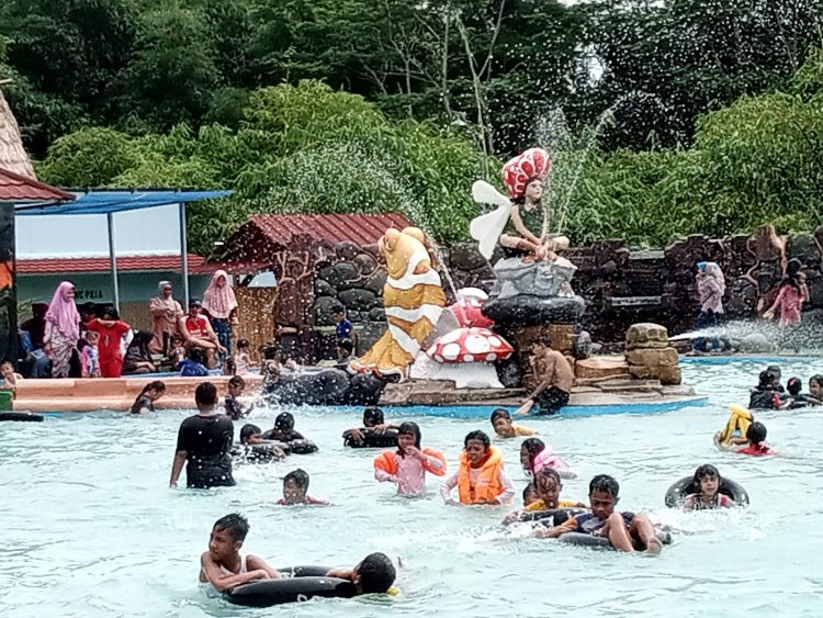 Tirta Cihaur Angsana via Portal Subang, 1. Three Stars, 2. Talaga Warna, 3. Yadika, 4. Planet Water Boom, 5. Taman Wisata Kolam Renang Ciheuleut, 6. Bintang Fantasi, 7. Ciereng Waterboom, 8. Atlantik Waterboom, 9. Kolam Renang Cigayonggong, 10. Kala Hitam Aquatic Center, 11. Kolam Renang Tirta Gara, 12. Kolam Renang Saung Ma Ona, 13. Kolam Renang Situ Citapen, 14. Kolam Renang Tirta Jaya, 15. Kolam Renang Fuspita Alam Sari, 16. Kolam Rendam Leuwi Sari, 17. Tirta Cihaur Angsana, 18. Waterpark Ulin De’ Situ