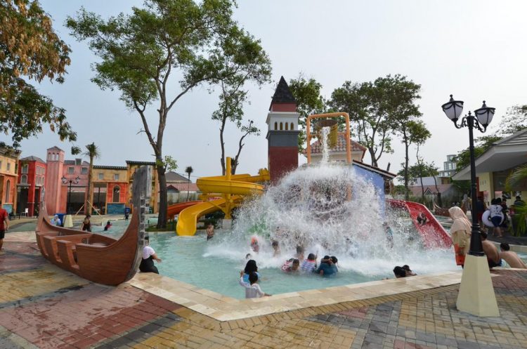 Venetian Water Carnaval, 1. Kolam Renang Taman Harapan Baru (THB), 2. Kolam Renang Bintang Sport Center, 3. Sport Club Harapan Indah, 4. Kolam Renang Galaxy Tirta Mas, 5. Venetian Water Carnaval, 6. Hafana Tirta Sport Centre, 7. Pandu Jaya Sport, 8. Kolam Renang Sukaria Tambun, 9. Kolam Renang Sarang Walet (Tutup), 10. Kolam Renang Jaka Permai Waterpark, 11. Kolam Renang Elmos, 12. Kolam Renang Metland Tambun, 13. Kolam Renang Persada Kemala, 14. Kolam Renang Pesona Anggrek, 15. Kolam Renang Maharani, 16. Kolam Renang Hobi – Hobi, 17. Water Splash waterpark, 18. Kolam Renang Woodhill, 19. Kolam Renang Sabun, 20. Pandu Jaya Sport Center, 21. Intan Lestari, 22. Kolam Renang Permata Timur, 23. De Wood Family Club, 24. Go!Wet Waterpark Grand Wisata Tambun, 25. Waterboom Lippo Cikarang, 26. Columbus Waterpark Mutiara Gading Timur, 27. Funpark Waterboom (BTR), 28. Sirkus Waterplay Jati Asih, 29. Transera Waterpark Harapan Indah