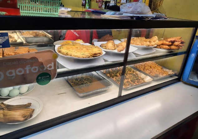 Warung Makan 24 Jam Rawon Cak Wan E.A.P., 1. Bakso President, 2. Soto Ayam Lombok Sejak 1955, 3. Ronde Titoni, 4. Rumah Makan Kertanegara, 5. Rumah Makan Cairo, 6. STMJ Pak Sentot, 7. Pos Ketan Legenda 1967 Suhat, 8. Rawon Djenggot, 9. Warung Malam Pak Gatot, 10. Depot Mie Gadjah Mada, 11. Warung Subuh, 12. Sego Goreng Resek (Pak Man), 13. Bakso Prima Cak Herman, 14. Nasi Goreng Jumbo Pak Dji, 15. Sego Ceker Glintung, 16. Tahu Lontong Lonceng, 17. Ceker Setan, 18. Tahwa Agus, 19. Nasi Rawon Pecel Campur Mbak Ten, 20. Tahu Telur Bareng, 21. Puthu Lanang Celaket, 22. Sate Landak Pakis – Depot Sate Bu Ria, 23. Warung Malam Pecel & Rawon Ngaglik , 24. Jagung Bakar & STMJ Jaya Abadi, 25. Sentra Kuliner Sriwijaya, 26. Mie Iblis, 27. Nasi Mawut Pak Iwan, 28. Rumah Makan Inggil, 29. Warung Makan 24 Jam Rawon Cak Wan, 30. Rawon Pak Jenggot, 31. Rawon Pak Jenggot