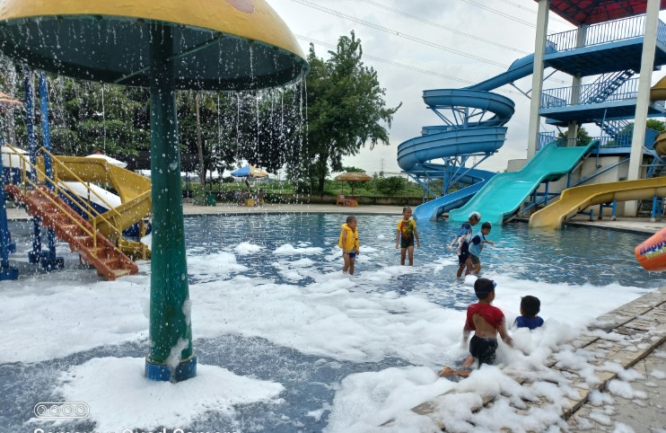 Water Splash waterpark Wisnu Putra Pratama, 1. Kolam Renang Taman Harapan Baru (THB), 2. Kolam Renang Bintang Sport Center, 3. Sport Club Harapan Indah, 4. Kolam Renang Galaxy Tirta Mas, 5. Venetian Water Carnaval, 6. Hafana Tirta Sport Centre, 7. Pandu Jaya Sport, 8. Kolam Renang Sukaria Tambun, 9. Kolam Renang Sarang Walet (Tutup), 10. Kolam Renang Jaka Permai Waterpark, 11. Kolam Renang Elmos, 12. Kolam Renang Metland Tambun, 13. Kolam Renang Persada Kemala, 14. Kolam Renang Pesona Anggrek, 15. Kolam Renang Maharani, 16. Kolam Renang Hobi – Hobi, 17. Water Splash waterpark, 18. Kolam Renang Woodhill, 19. Kolam Renang Sabun, 20. Pandu Jaya Sport Center, 21. Intan Lestari, 22. Kolam Renang Permata Timur, 23. De Wood Family Club, 24. Go!Wet Waterpark Grand Wisata Tambun, 25. Waterboom Lippo Cikarang, 26. Columbus Waterpark Mutiara Gading Timur, 27. Funpark Waterboom (BTR), 28. Sirkus Waterplay Jati Asih, 29. Transera Waterpark Harapan Indah