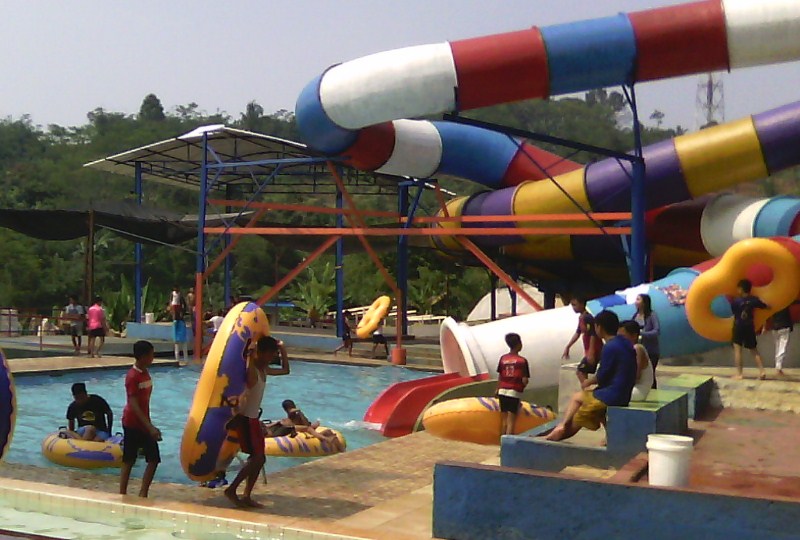 Waterboom Nagrak, 1. Sport Garden, 2. Cigunung, 3. Taman Sari Hotel & Resort, 4. Pasim Prana, 5. Santa Sea Waterpark, 6. Tirta Adam, 7. Tirta Nirwana, 8. ISTC Waterpark, 9. Kolam Renang Nismara, 10. Kolam Renang Pesona Pangrango, 11. Waterboom Nagrak, 12. Kolam Renang Pilar Mas, 13. Ryzzy Azzahra Waterpark, 14. Kolam renang Safana, 15. Kolam renang Cibiru, 16. Kolam Renang Taman Angsa The Lone Swan Park