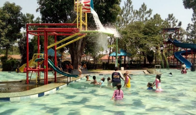 Agrowisata Besaran, 1. Ciblon waterboom, 2. Pemandian air panas tirta husada, 3. Tanggung Sari Water park, 4. Agrowisata Besaran, 5. Kolam renang Tledung Indah, 6. Kayla Waterpark Tonjong, 7. Waterpark Dewi Shinta, 8. Kolam Renang Tirta Kencana, 9. Tanggungsari Waterpark