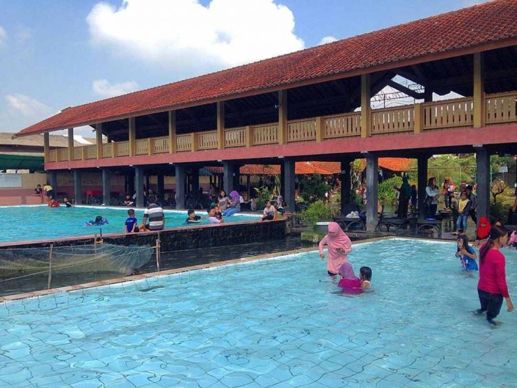 Ekowisata Taman Air via Instagram.com @seetakeapicandpost, 2. Kusuma Pool Resto, 3. Pawon Glagahan, 4. Ekowisata Taman Air, 5. Klangi Waterpark, 6. Kolam renang Tlatar Boyolali, 7. Kolam renang Brajan Karang Gede, 8. Kolam renang Pengging, 9. Restu Wijaya Waterboom, 10. Kolam renang Tirta Bhirawa Yudha Kopassus, 11. Wisata Danuwo Waterpark, Cafe &amp; Resto, 12. Agrowisata Tlogo Alam, 13. Kolam Renang Ringinpitu Nogosari, 14. Waterboom Sruwoh (Sinar Anugrah Waterboom), 15. Kolam Renang Waduk Cengklik Park